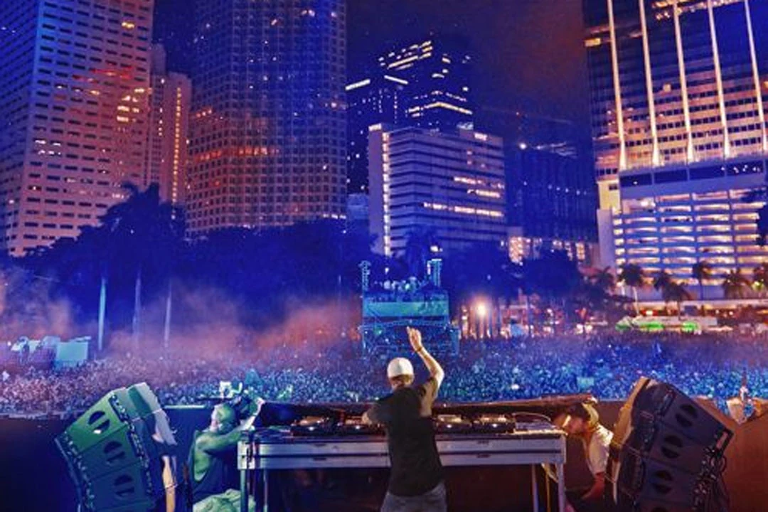 Listen to Avicii's Set from Ultra Music Festival