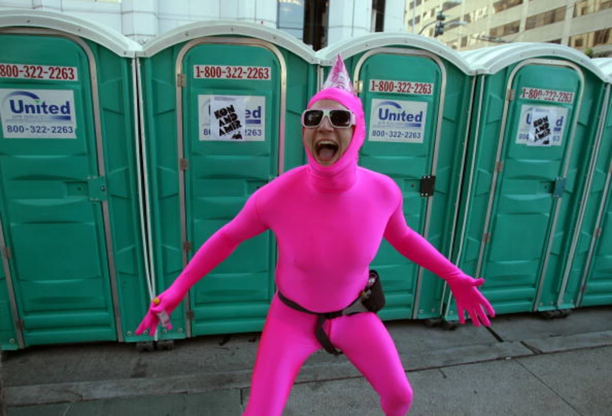 Самый розовый человек. Смешные костюмы. Парень в розовом костюме. Люди в смешных костюмах. Розовый человек.