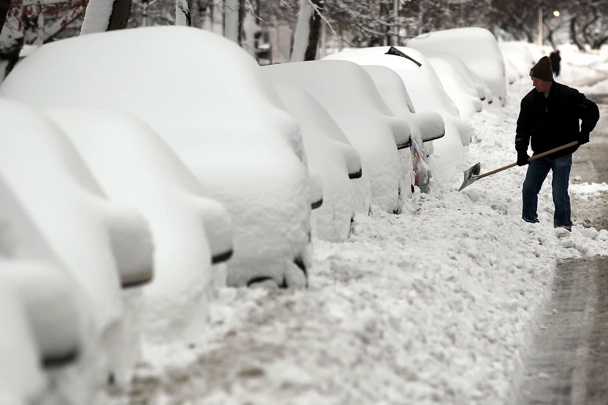 Скоро сугробы. Огромные сугробы. Откапывает машину из снега. Куча снега. Машину засыпало снегом.