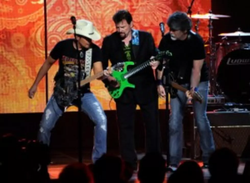 Country Acts Pair Up on ACM Awards (VIDEO)