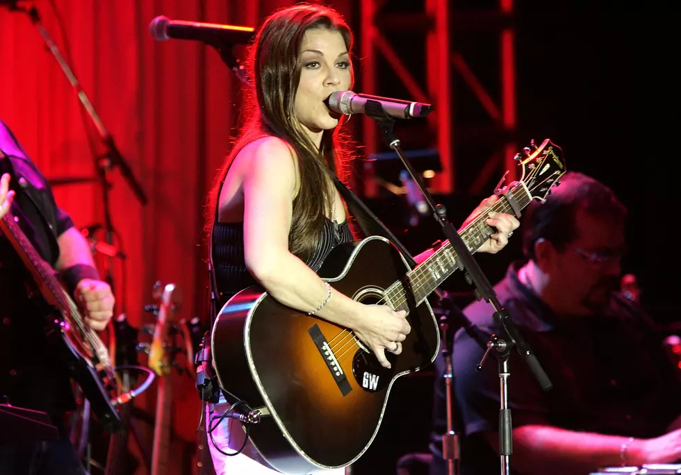 Gretchen Wilson’s First No. 1, Wynonna Goes Solo – Today In Country History