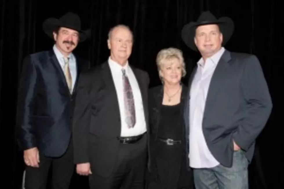 Garth Inducted Into Hall of Fame &#038; More in Casey&#8217;s Taste of Country
