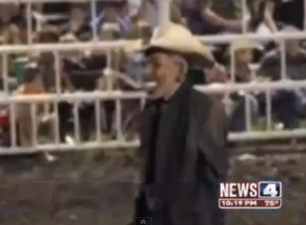 Rodeo Clown Puts On Obama Mask At Missouri State Fair [VIDEO]