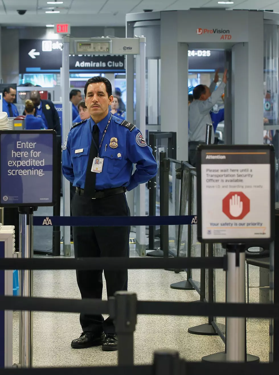 TSA Snags 20-Pound Lobster in Boston Aiport – Must See! [PHOTO]