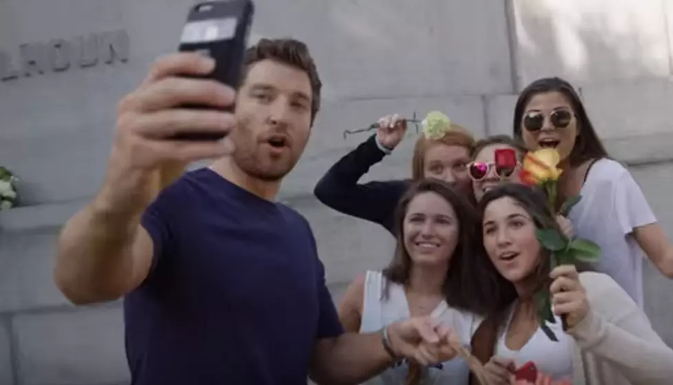 Brett Eldredge Hands Out Flowers to Unsuspecting Ladies [Watch]