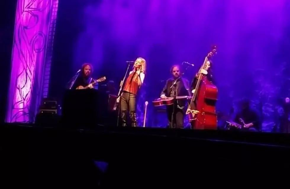 Jennifer Nettles Pays Tribute to Prince at the Palace Theatre [VIDEO]