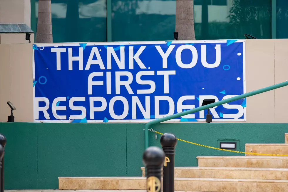 A sign that says