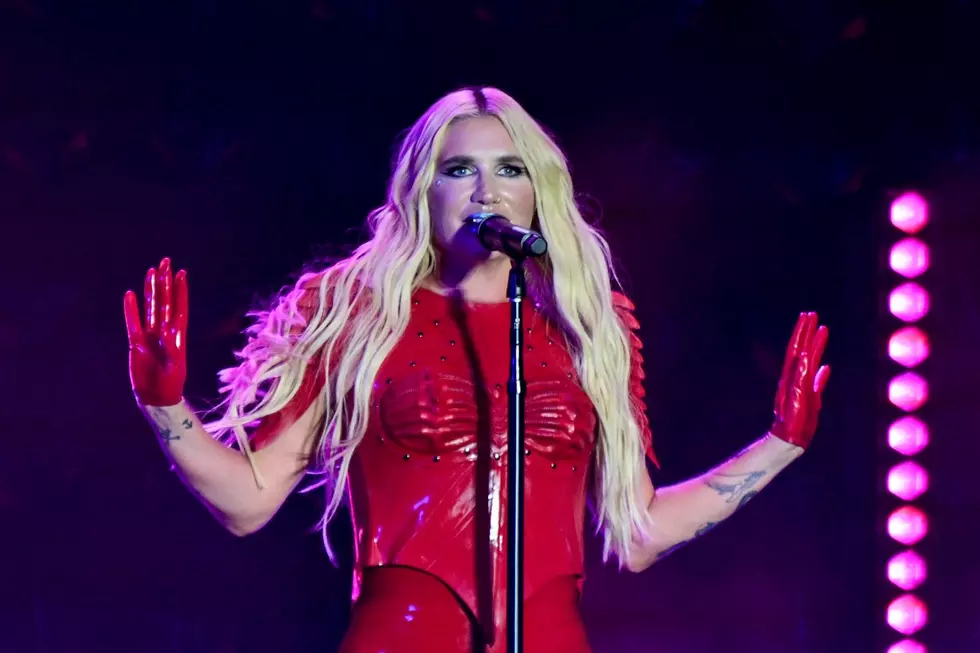 Kesha performing