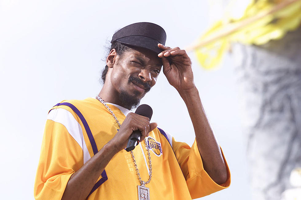 Snoop Dogg Drops "Back Up"