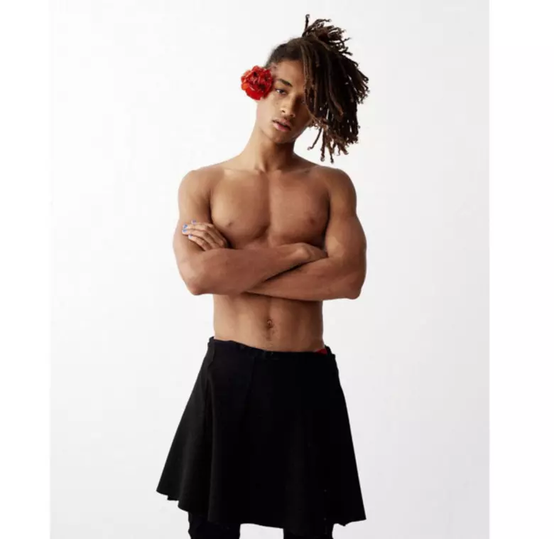 jaden smith with dress Handsome Jaden Smith displays his exquisite flair for fashion! #fblifestyle Jaden and Willow Smith Met