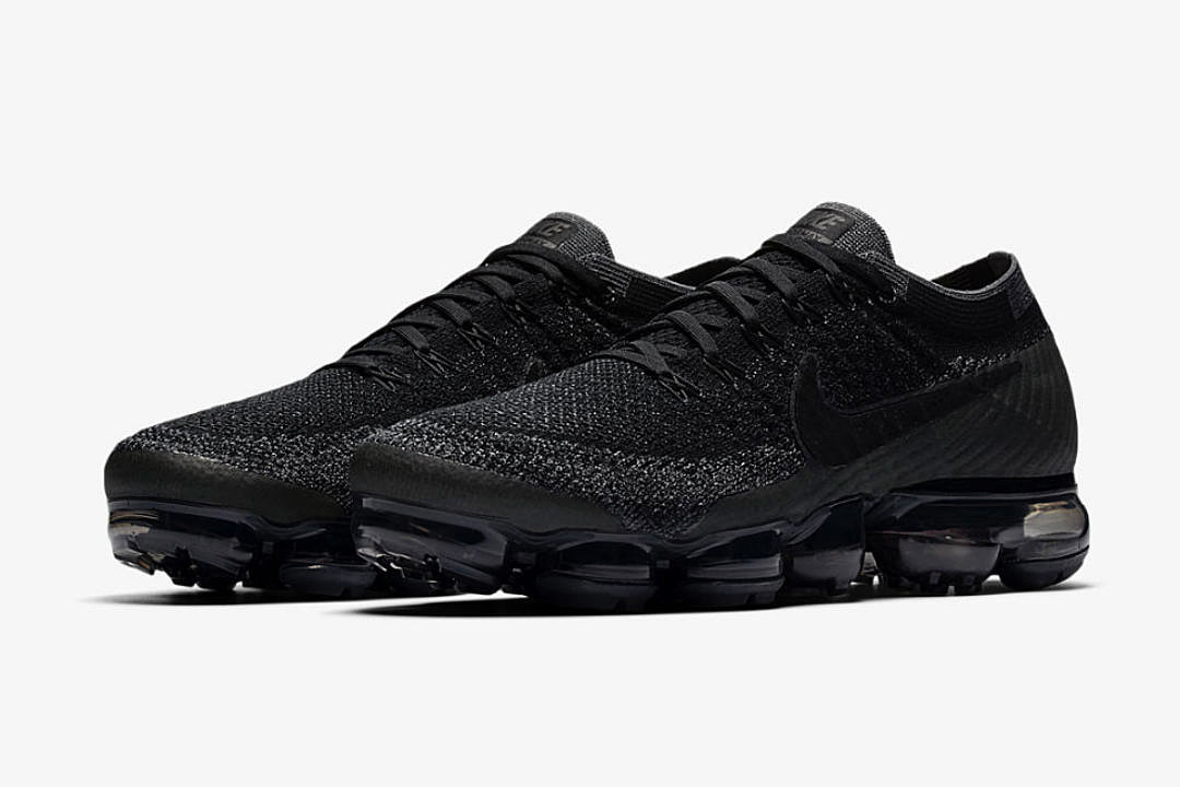black nike shoes with bubbles on the bottom