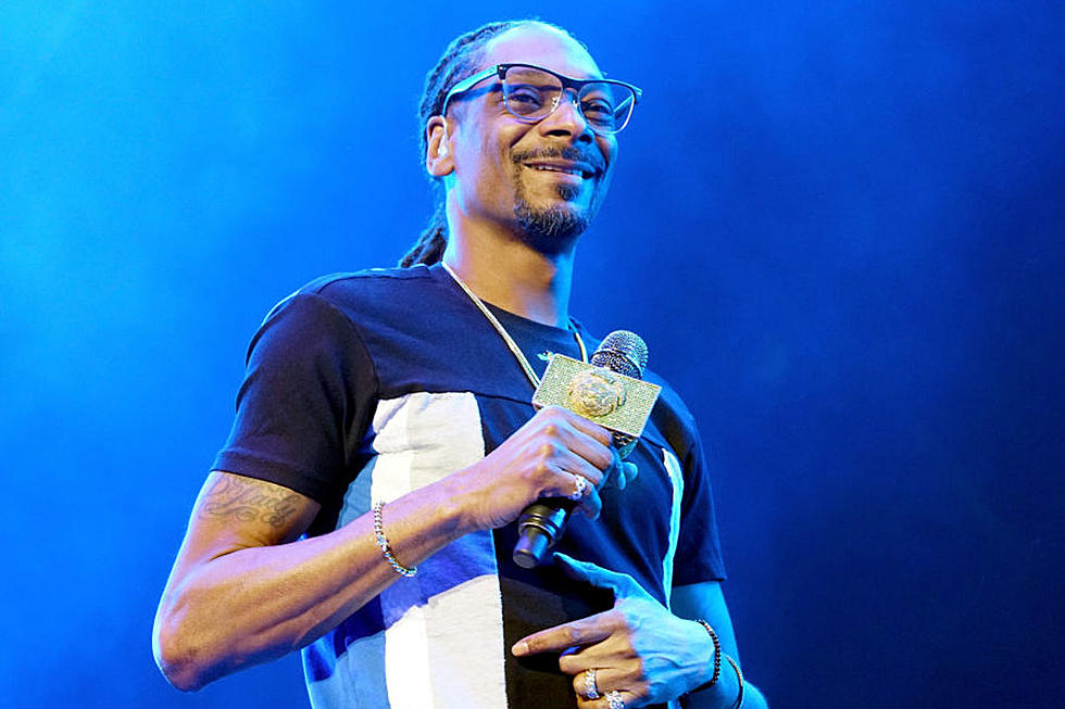 Snoop Dogg Helps Stranded Motorist on California Freeway