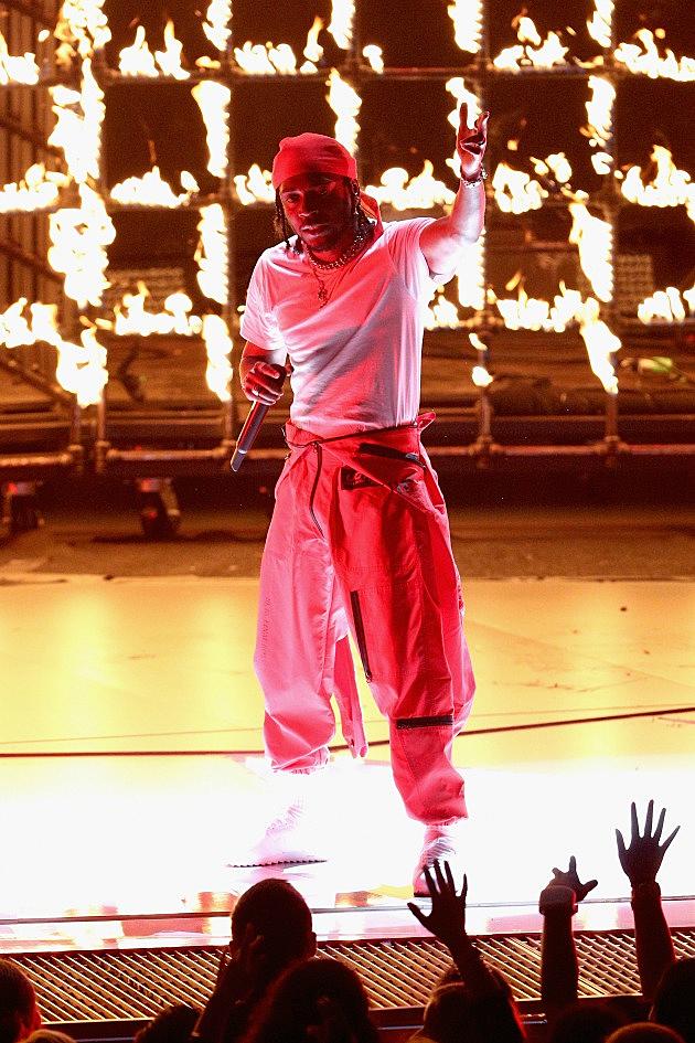 Kendrick Lamar Performs &#8220;DNA&#8221; and &#8220;Humble&#8221; at 2017 MTV Video Music Awards