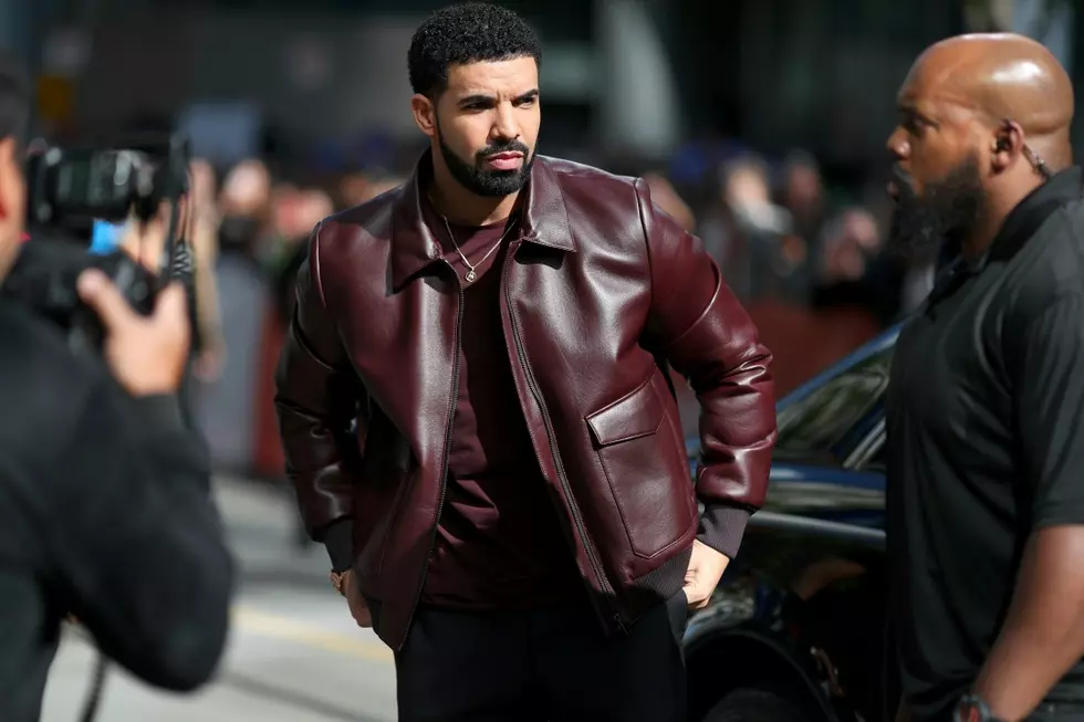 Drake Wins Favorite Hip-Hop Artist at 2017 American Music Awards