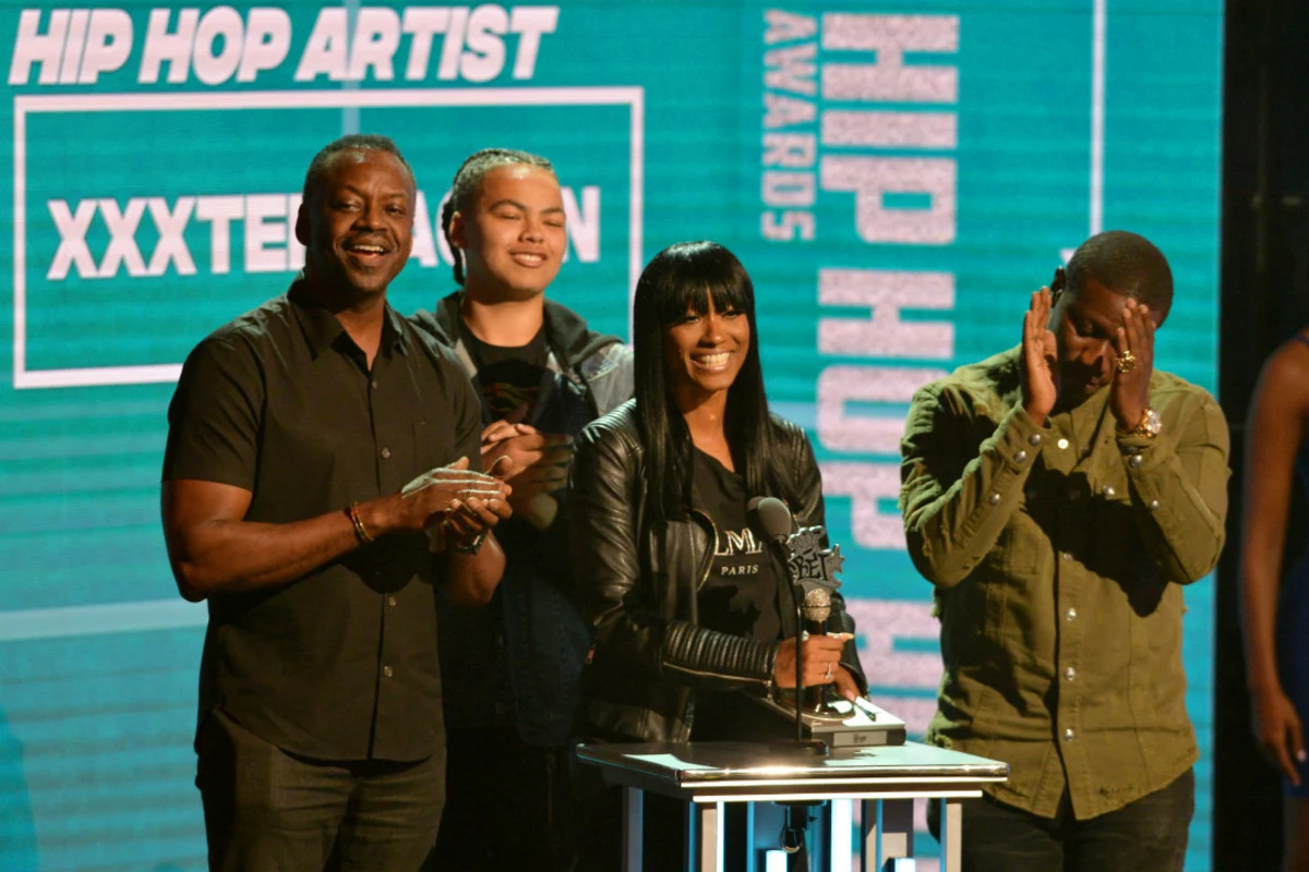 XXXTentacion Wins Best New Hip Hop Artist at BET Hip Hop Awards 