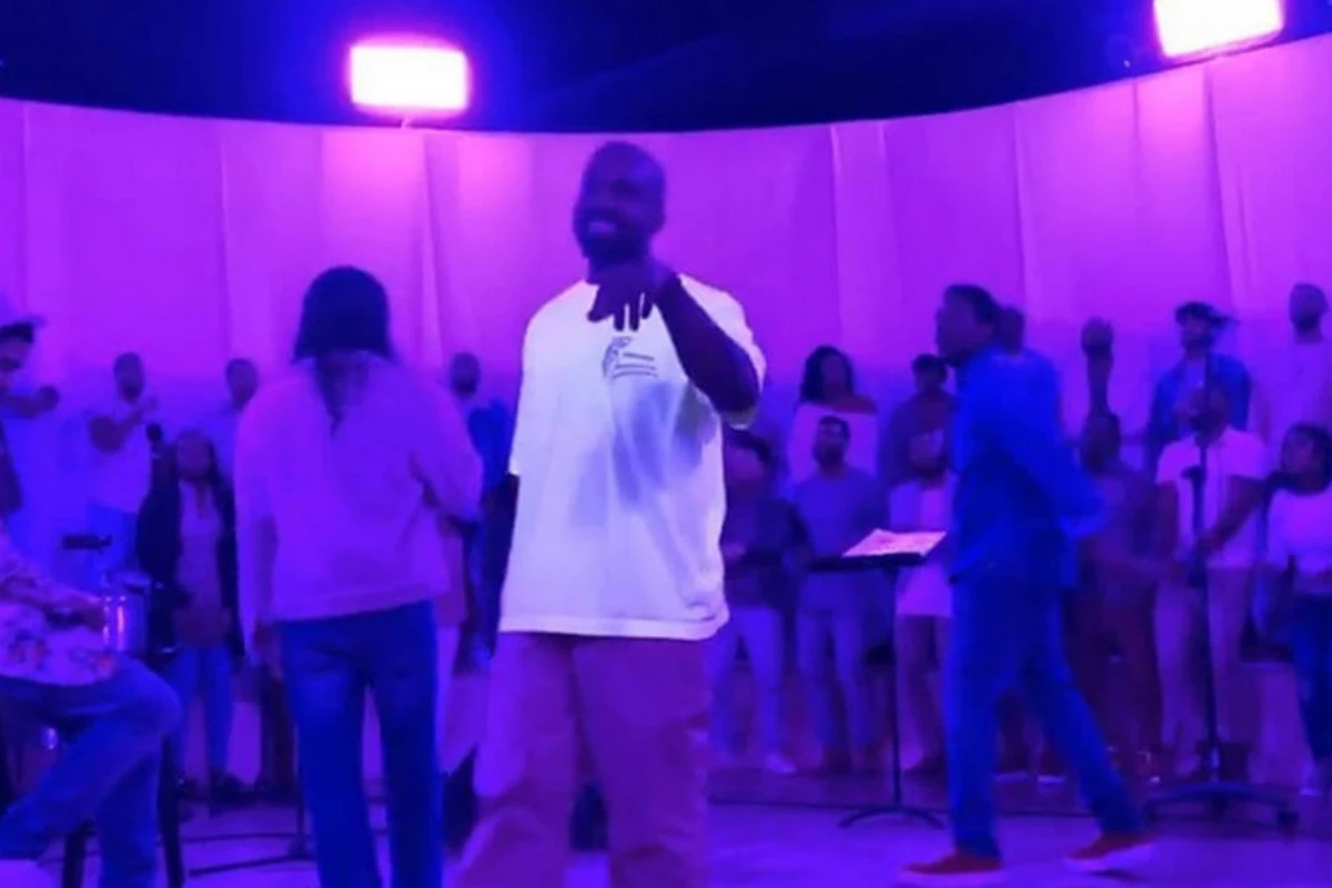 Kanye West Gets Gospel Choir to Sing 1200 x 800