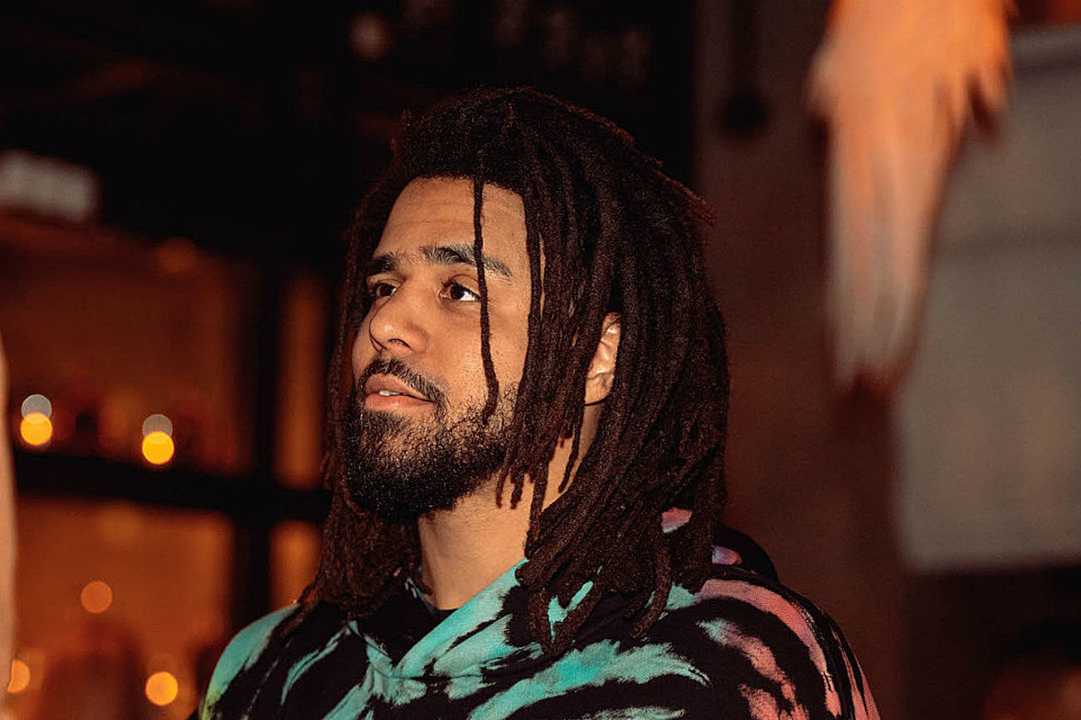 Man with black beard, J. Cole Holding Face, music stars, j. cole