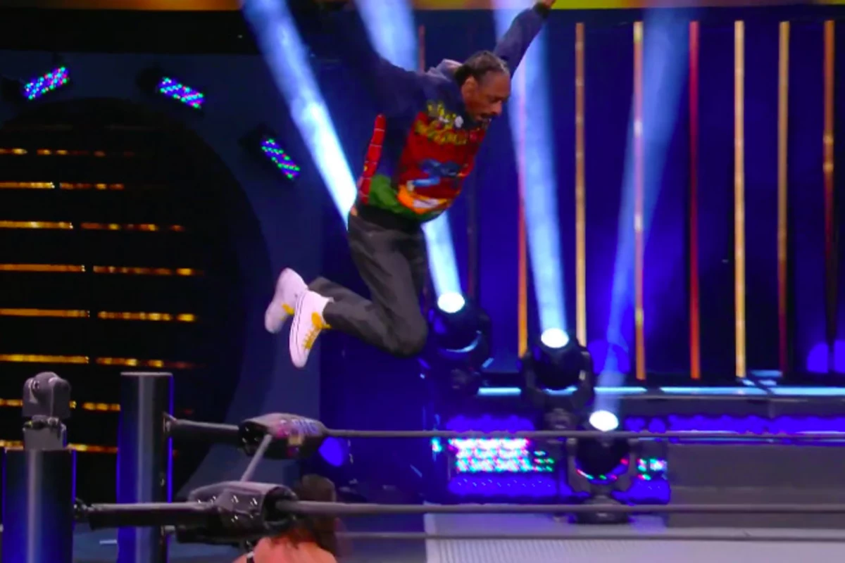 Snoop Dogg Body Slams Wrestler on TV, Wins Match(05)