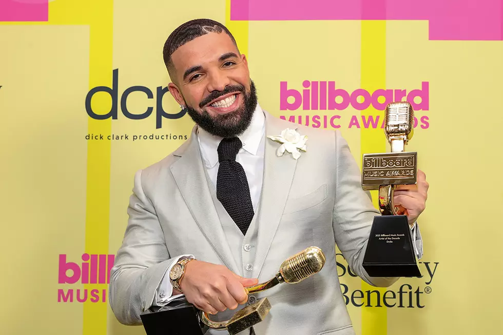 Drake Rents 70,000-Capacity Stadium, Has Dinner on 50-Yard Line to Celebrate Winning Artist of the Decade at 2021 Billboard Music Awards &#8211; Report