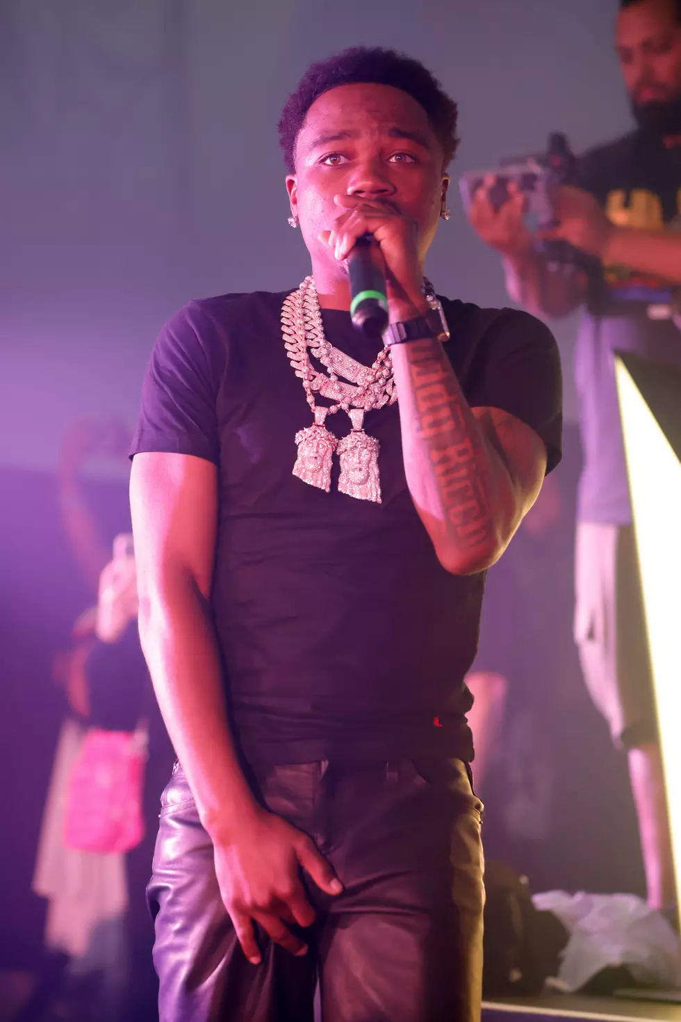 Roddy Ricch performs onstage during Roddy Ricch Headlines SECRET SESH X SAC NFT Event on May 06, 2022 in Los Angeles, California. 