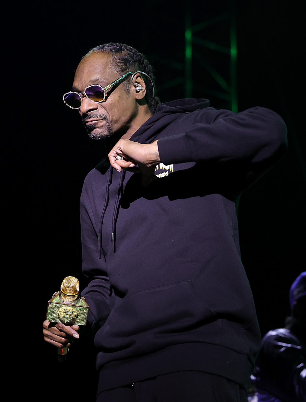 Mississippi News Anchor Reportedly Fired For Reciting These Snoop Dogg  Lyrics On-Air