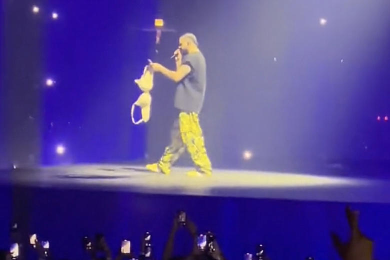 Drake Shows Off Collection of Bras Thrown on Stage During the It's All a  Blur Tour