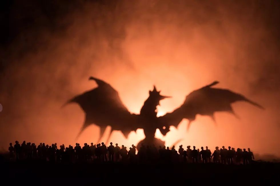 Silueta borrosa de un monstruo gigante que se prepara para atacar a la multitud durante la noche. Enfoque selectivo.