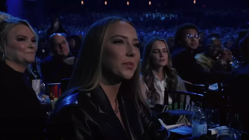 Hailie Mathers sentada en la ceremonia de entrega de premios