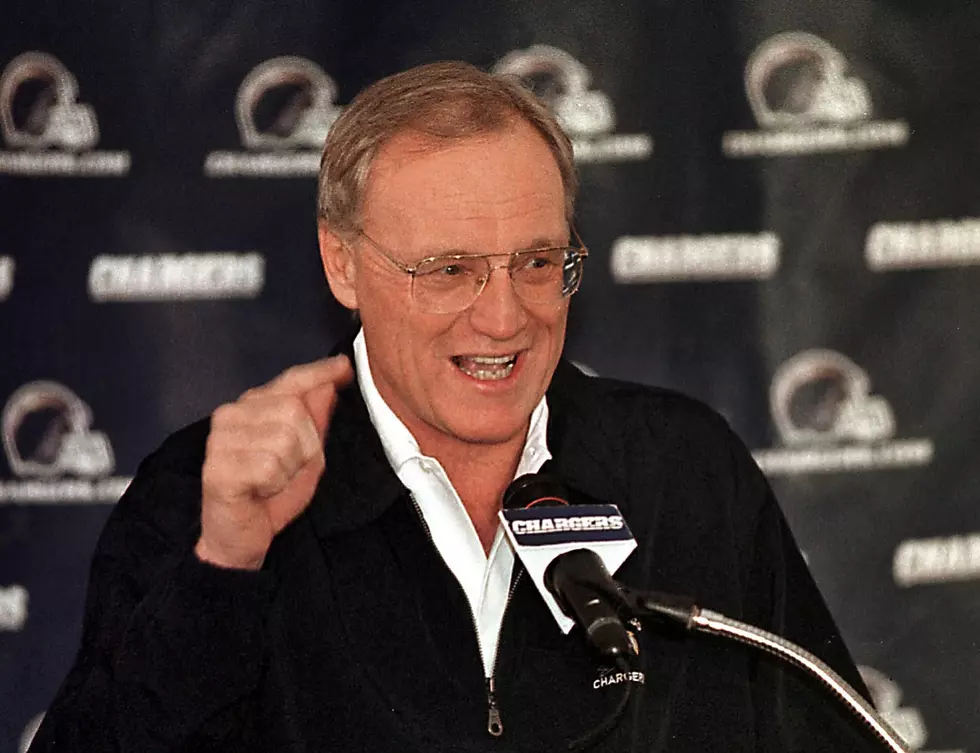 SAN DIEGO, : El nuevo entrenador de los San Diego Chargers, Marty Schottenheimer, se dirige a los periodistas en una conferencia de prensa el 29 de enero de 2001 en San Diego, California. El propietario del equipo, Alex Spanos, y el gerente general, John Butler, acordaron los términos del contrato de Schottenheimer con el equipo en San Diego, California.