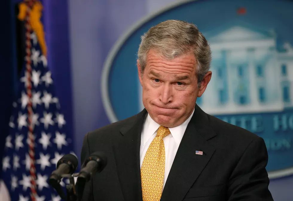 El presidente de los Estados Unidos, George W. Bush, ofrece una conferencia de prensa en la sala de prensa Brady de la Casa Blanca el 15 de julio de 2008 en Washington, DC. El presidente Bush instó al Congreso de los Estados Unidos a actuar rápidamente en relación con un plan para apuntalar a los gigantes de la financiación de la vivienda Fannie Mae y Freddie Mac y también a levantar la prohibición de las perforaciones en alta mar para ayudar a aumentar la producción petrolera nacional.