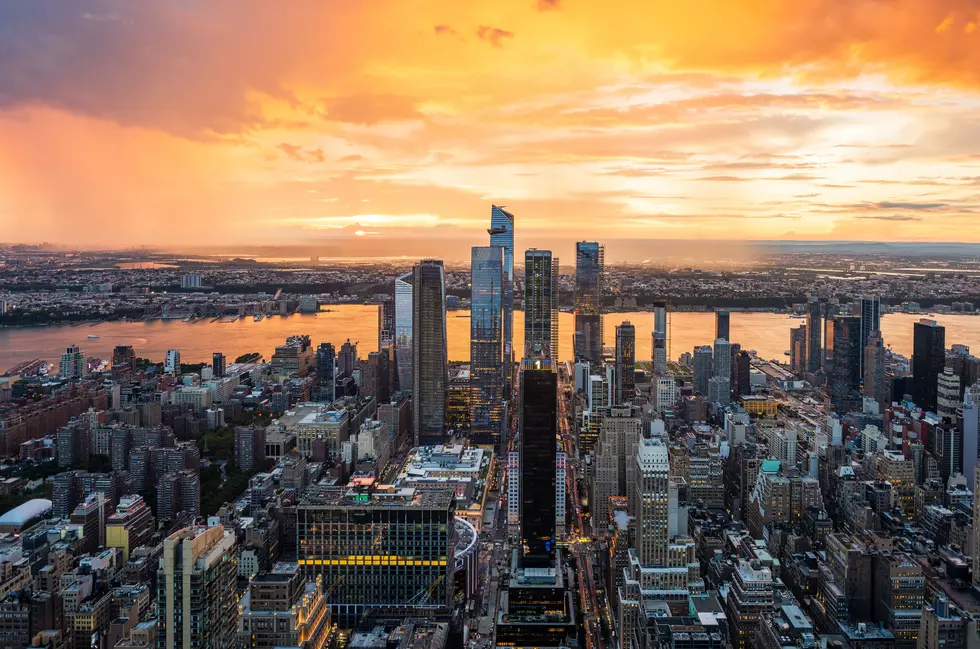 Una hermosa puesta de sol colorida durante una tormenta lluviosa sobre Hudson Yards en la ciudad de Nueva York.