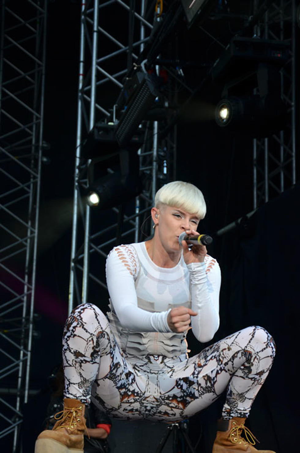 Robyn played SNL &#038; Way Out West (videos &#038; live pics)