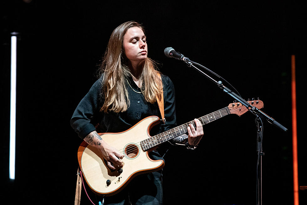 Julien Baker played Beacon Theatre with Thao &#038; Mini Trees (pics, video, setlist)