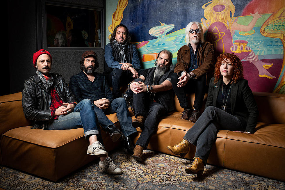 Steve Earle touring with Emmylou Harris, reissuing albums on colored vinyl