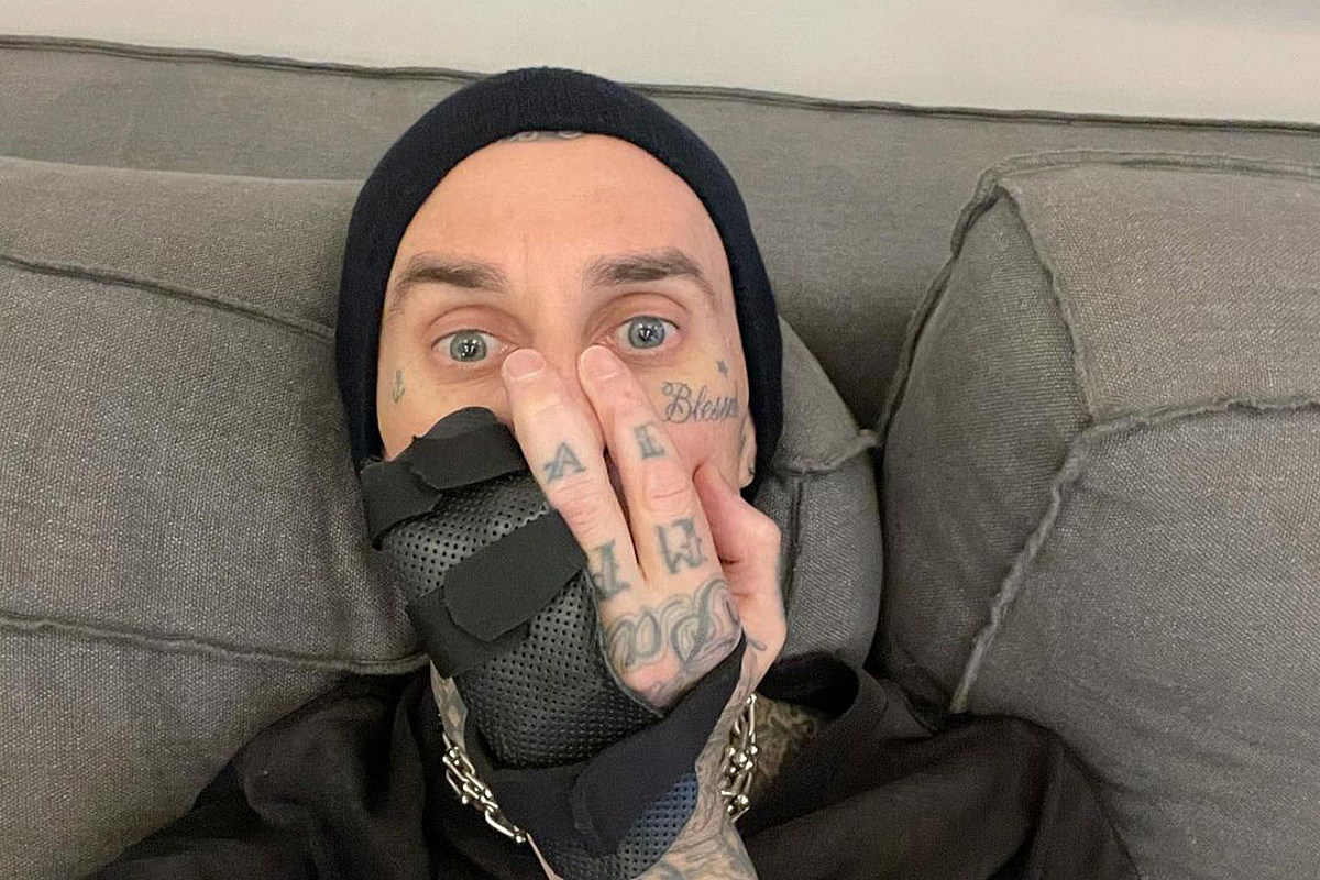 Blink-182 atrasou o início da turnê de reunião devido a Travis Barker passar por uma cirurgia no dedo