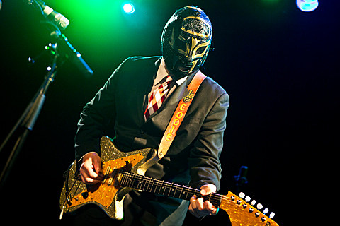 Nick Lowe's Quality Holiday Revue featuring Los Straitjackets