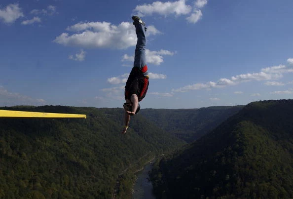Base Jumping Off The World’s Tallest Building [VIDEO]