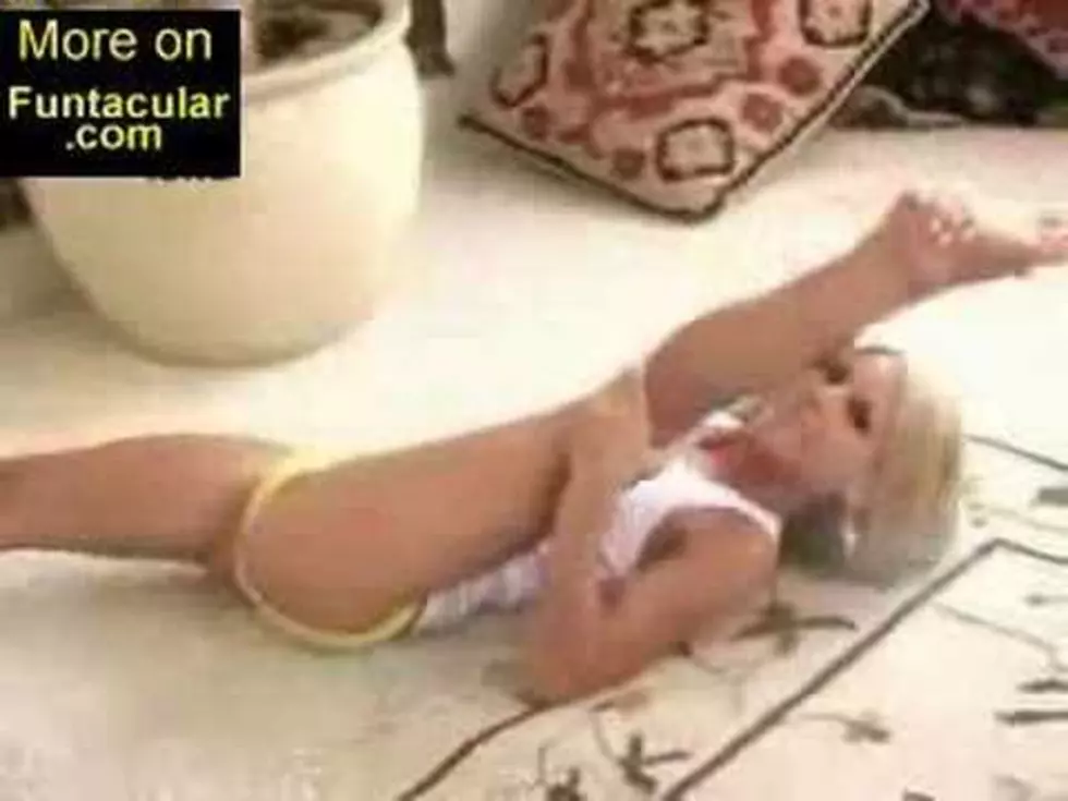 Porn Star Courtney Simpson Doing The Splits [VIDEO]