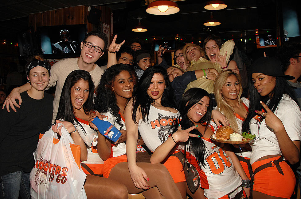 8th Grade Class Eats Field Trip Lunch At Hooters