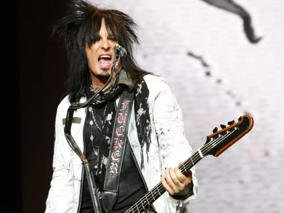 Motley Crue&#8217;s Nikki Sixx Angrily Jumps Into Crowd After Bootlegger [VIDEO]