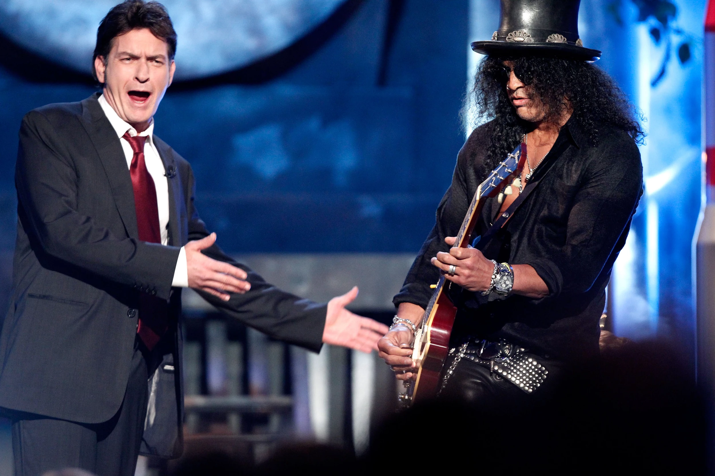 Slash Intros Charlie Sheen At Comedy Central Roast With Guitar Solo [VIDEO]