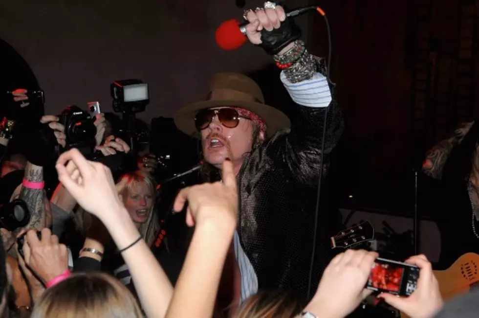 Axl Rose Falls Off Stage At GN&#8217;R Gig In Mexico City &#8211; Rock Fail