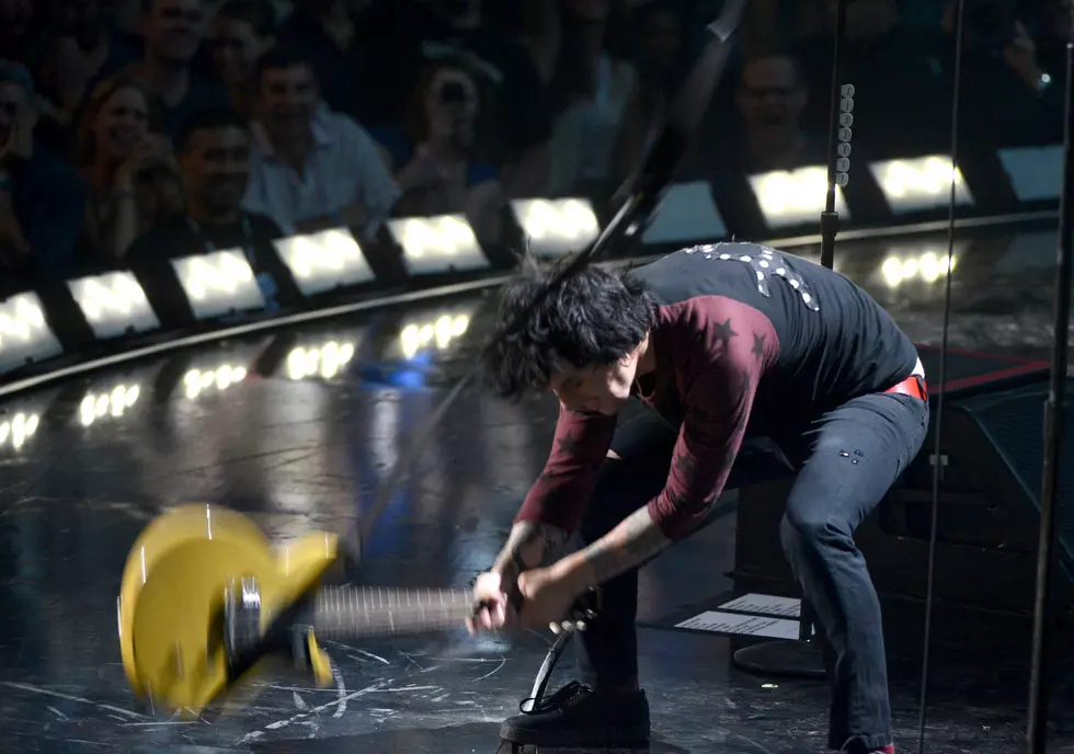 Green Day’s Billie Joe Armstrong Flips Out on Stage [VIDEO]