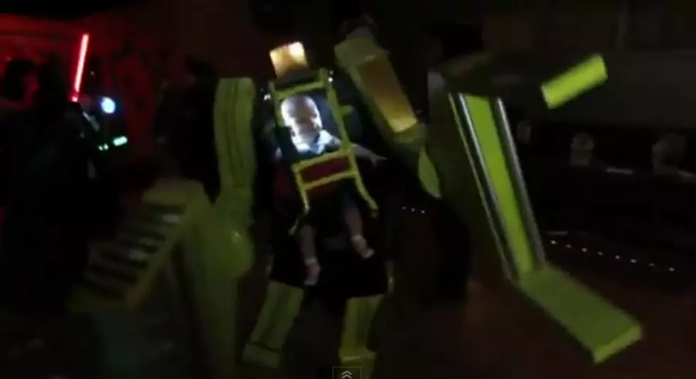 Alien Power Loader Costume for Dad and Baby is Awesome [VIDEO]