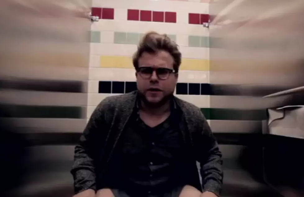 Pooping Without Your Phone Can be Really Boring [VIDEO]