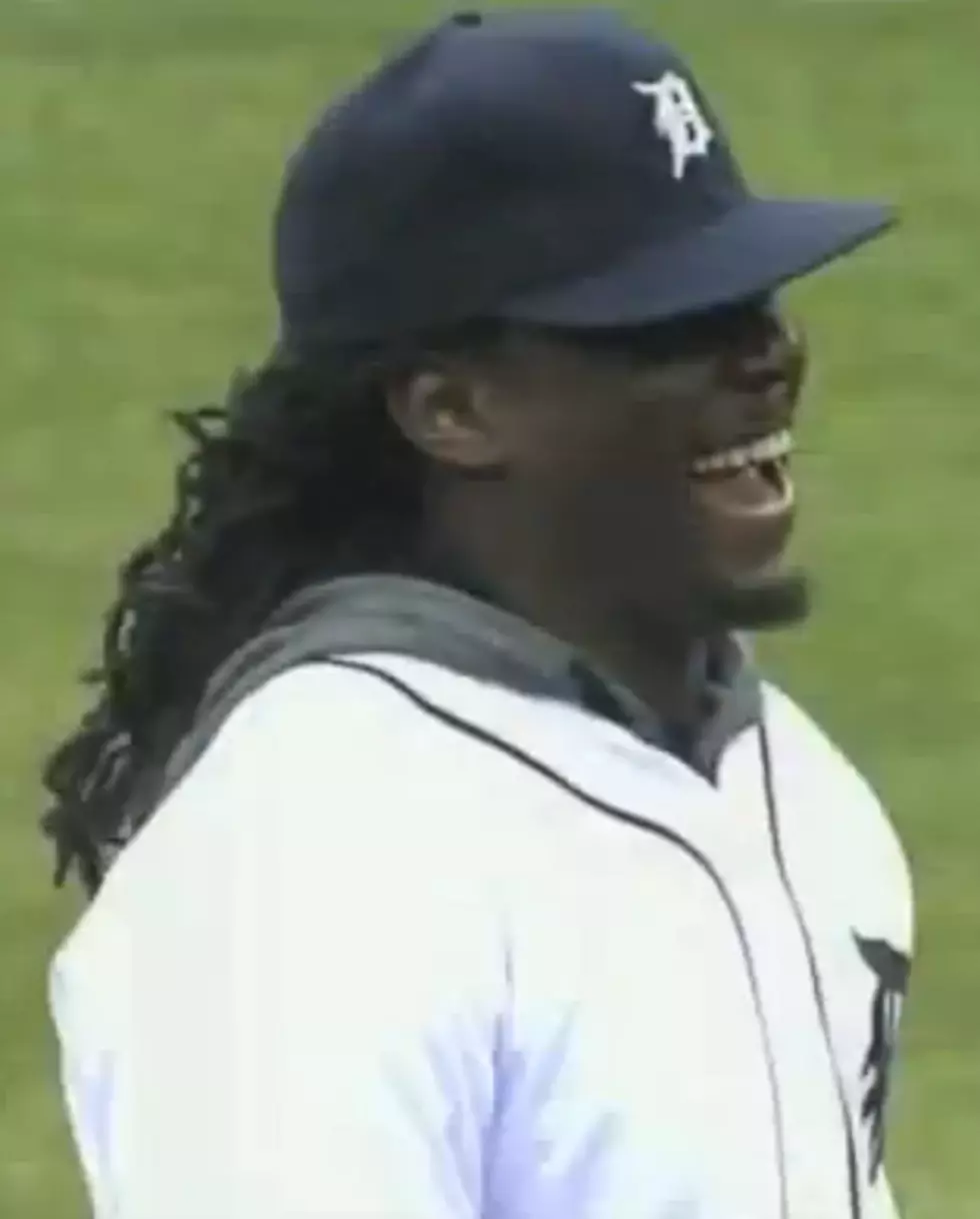 Denard Robinson Throws Out First Pitch at Tigers’ Game, Uh…Kinda [VIDEO]
