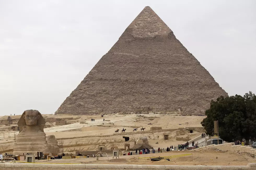 Photographers Illegally Climb The Great Pyramid of Giza and Capture Amazing View [VIDEO]