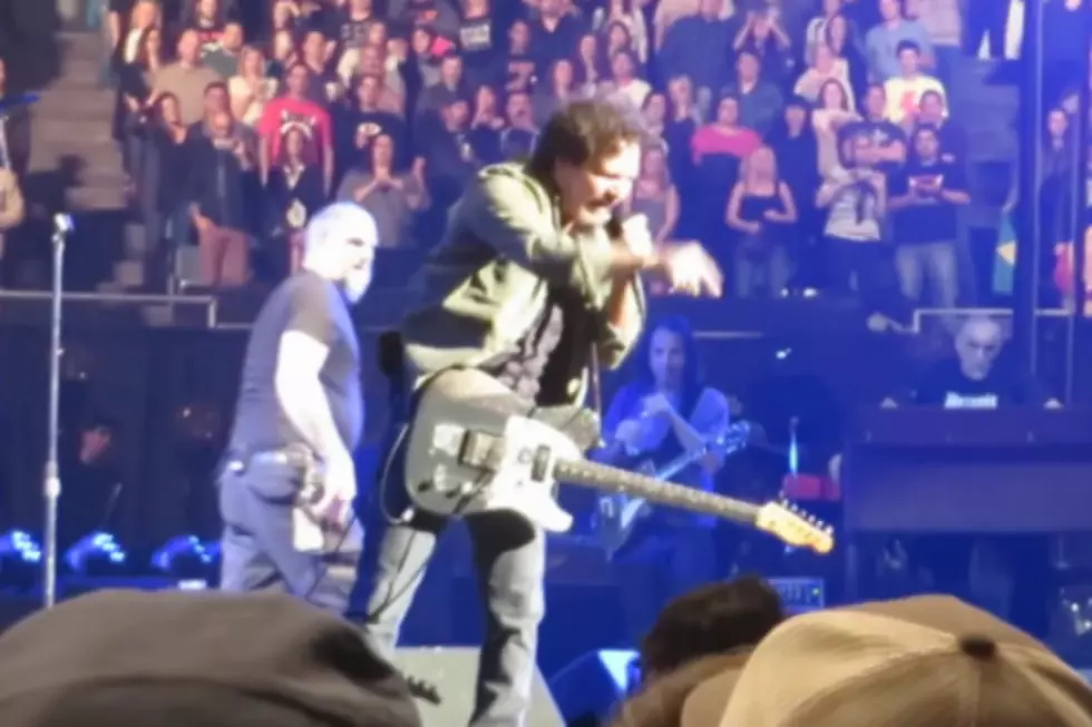 Eddie Vedder Schools Lady in Concert Etiquette at Pearl Jam Show [VIDEO]