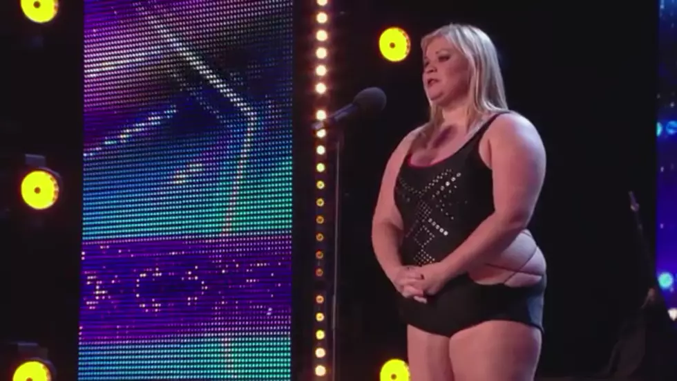 British Babe Proves Size Doesn’t Matter in Pole Dancing [VIDEO]