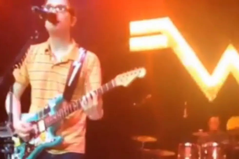 Weezer&#8217;s Drummer Catches Frisbee Like A Boss During Show [VIDEO]